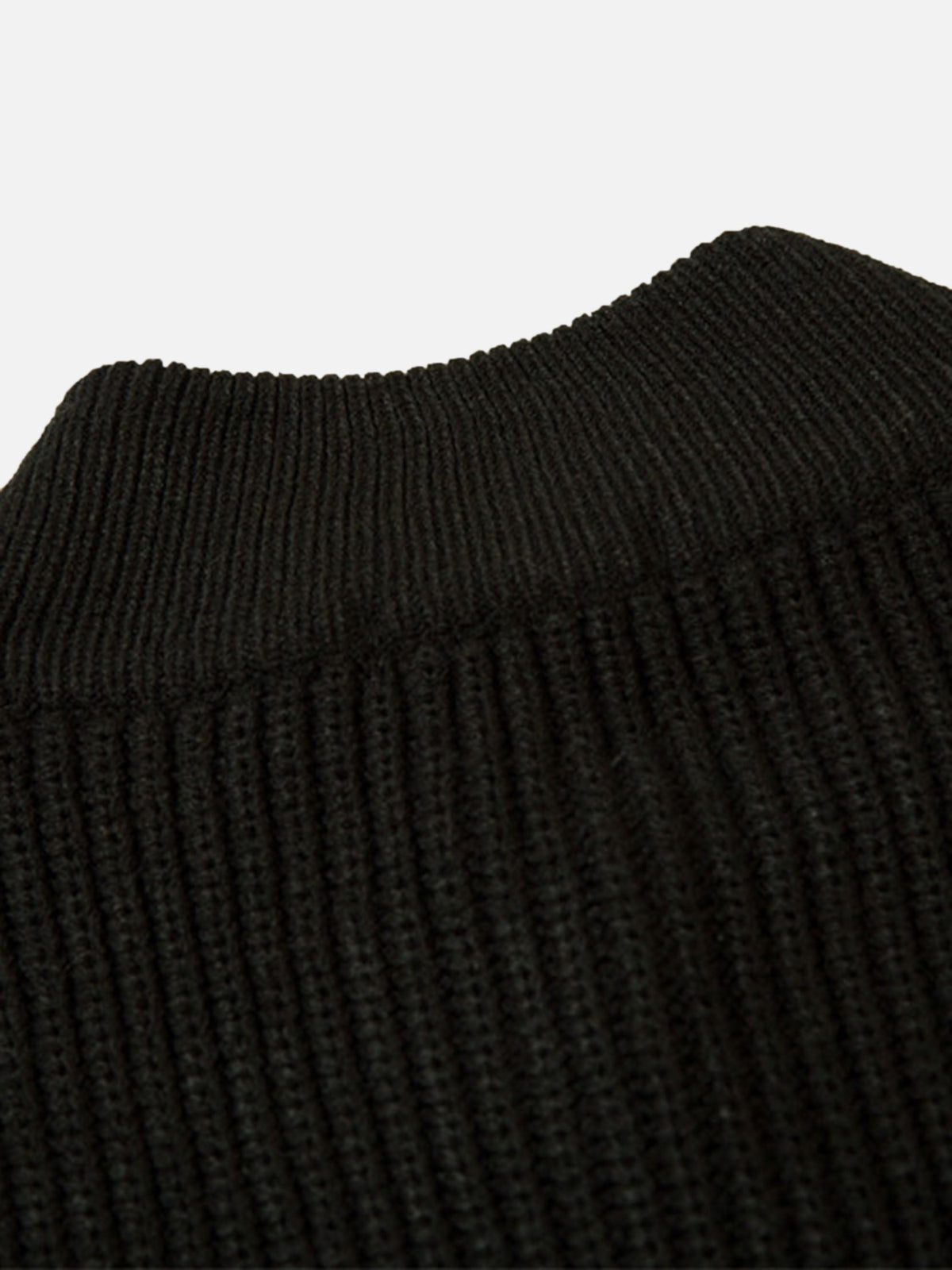 Schwarzer Strickpullover aus Wolle, Nahaufnahme, gerippter Kragen, modisch, warm, hochwertig.