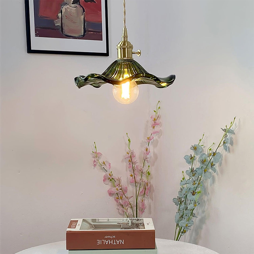 Vintage Hängelampe aus Messing mit welligem Glasschirm, warmes Licht, Retro-Stil, Wohnzimmer.