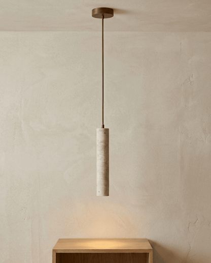 Variant med vitare, marmorliknande stenyta och tunn metallstång istället för sladd 7