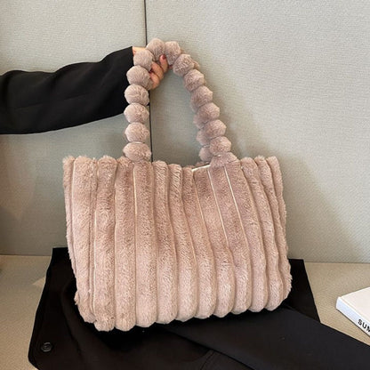 Beige Kunstpelz-Handtasche mit Plüschgriff, modisches Accessoire für Damen.