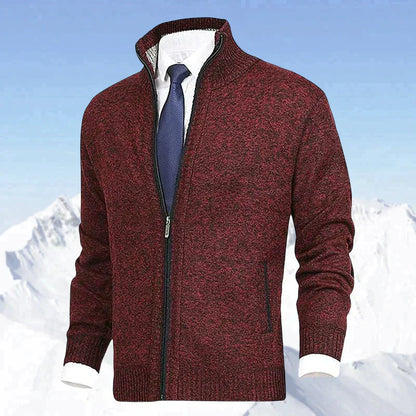 Bordeauxfarbener Herren-Strickjacke mit Reißverschluss, eleganter Stil, vor schneebedeckten Bergen.