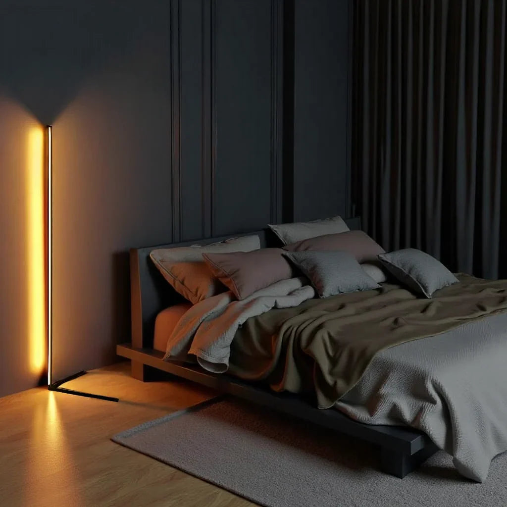 Tänd golvlampa med gult sken i ett mörkt sovrum med bäddad säng och draperier 2