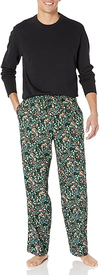 Mann in schwarzem Langarmshirt und geblümter Pyjamahose, Freizeitkleidung, bequem, modisch.