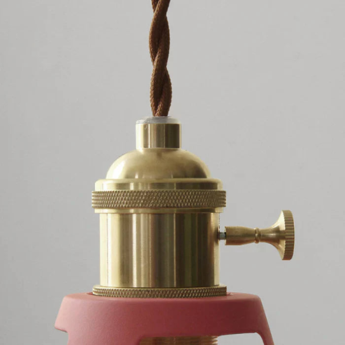 Messing-Lampenfassung mit rotem Schirm und gedrehtem Kabel, Vintage-Design, E27 Fassung.