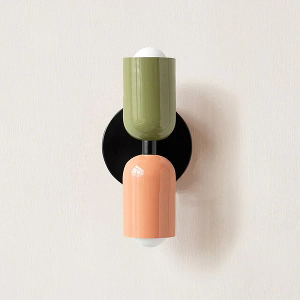 Moderne Wandleuchte, zweifarbig, grün und rosa, minimalistisches Design, Innenbeleuchtung.