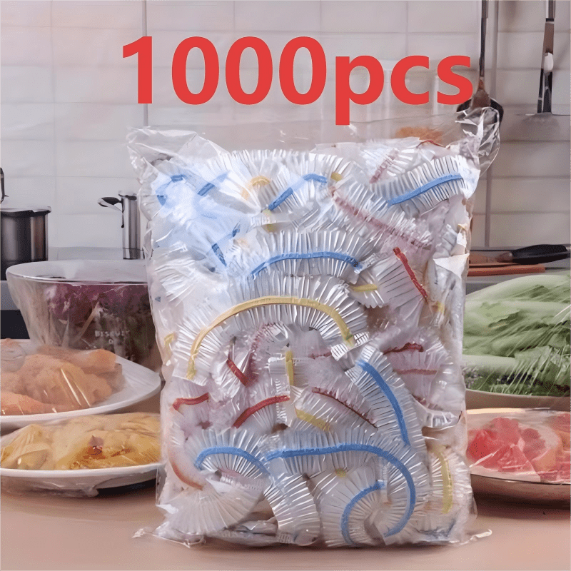 Påsen med färgkantade engångslock framför ett köksbord med övertäckta tallrikar med kyckling, pasta, sallad och kött. 3