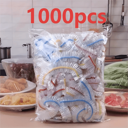 Påsen med färgkantade engångslock framför ett köksbord med övertäckta tallrikar med kyckling, pasta, sallad och kött. 3