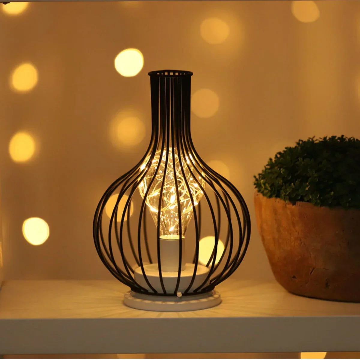 Schwarze Metall-Tischlampe mit LED-Licht, dekorative Beleuchtung, modernes Design, Wohnzimmer.