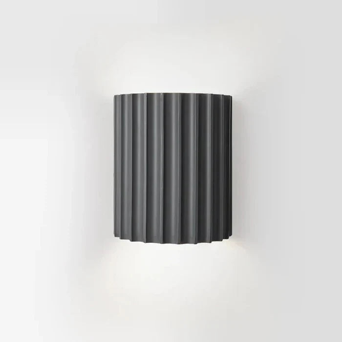 Moderne schwarze Wandleuchte, geripptes Design, Innenbeleuchtung, minimalistisch, elegant.