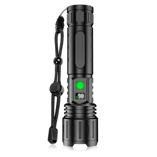 Svart ficklampa med handledsrem sedd framifrån mot vit bakgrund, med grön knapp och digital batteridisplay som visar 98. 1