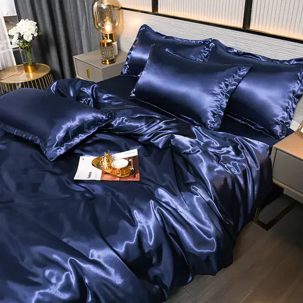 Luxuriöse dunkelblaue Seidenbettwäsche-Set, glänzend, elegant, Schlafzimmer-Dekoration.
