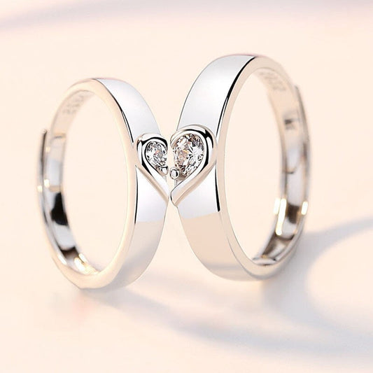Silberne Partnerringe mit Herzdesign und Diamanten, Verlobungsringe, Schmuck für Paare.