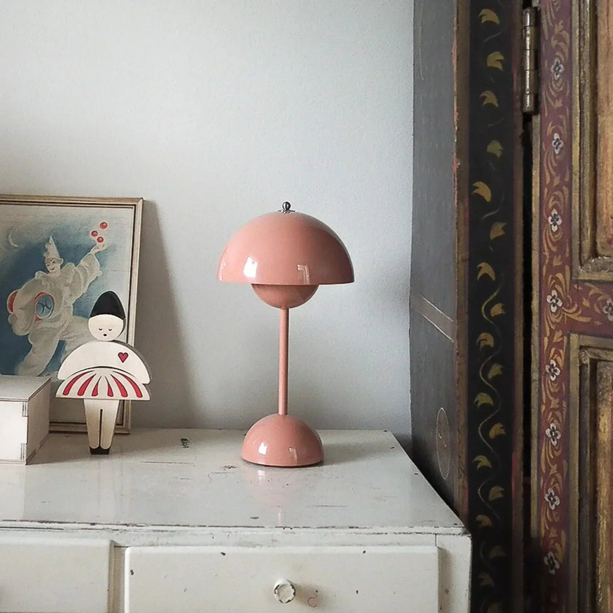 Beige Tischlampe aus Metall auf weißem Tisch, Vintage-Dekor, skandinavisches Design.
