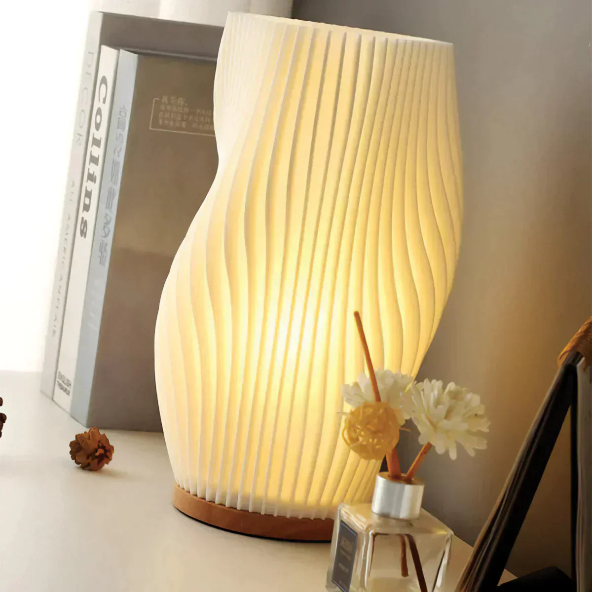 Moderne Tischlampe aus Papier, wellenförmig, warmweißes Licht, dekorativ, Wohnzimmer.