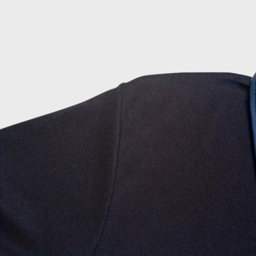 Schwarzes T-Shirt aus Baumwolle, Nahaufnahme, Textur, Mode, Herrenbekleidung