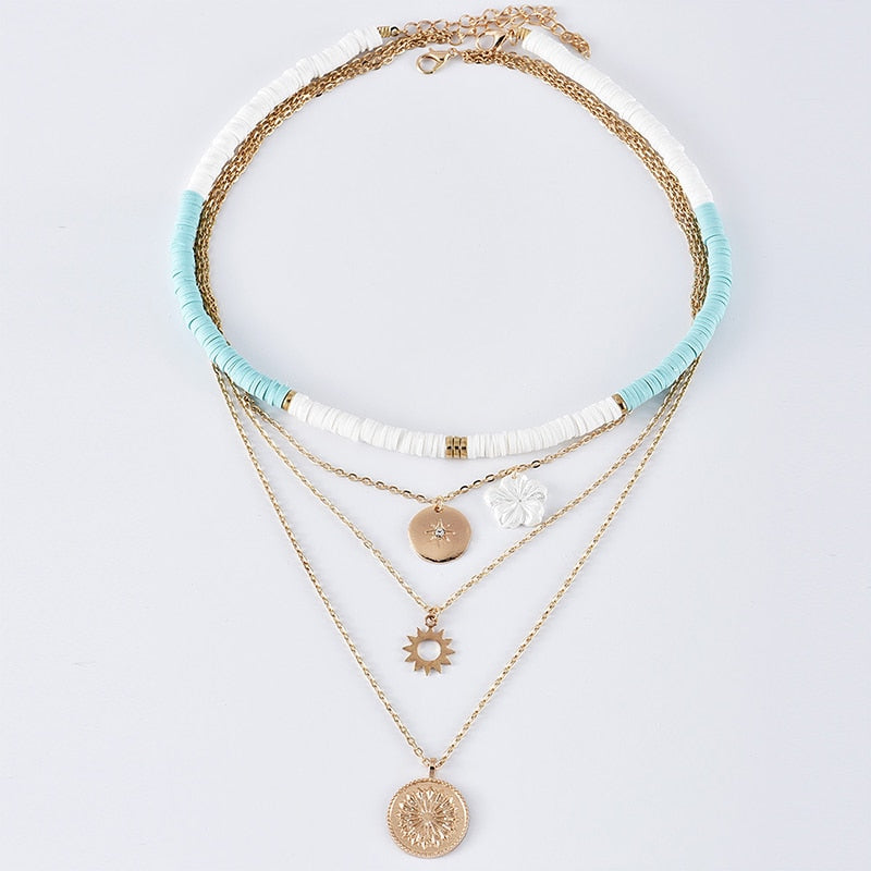 Mehrlagige Halskette, gold und türkis, mit Anhängern, Damenmode, Schmuckaccessoire.