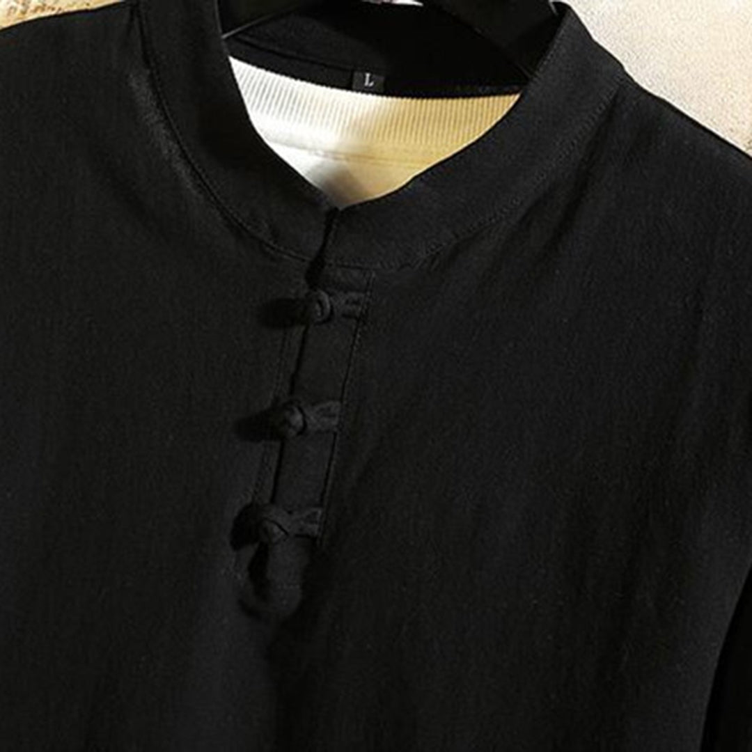 Schwarzes Herrenhemd mit Stehkragen, Knopfleiste, aus Baumwolle, elegant, modisch.