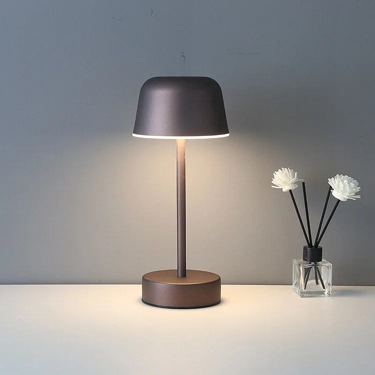 Moderne braune Tischlampe, LED, minimalistisch, neben Vase mit weißen Blumen, Innenbeleuchtung.