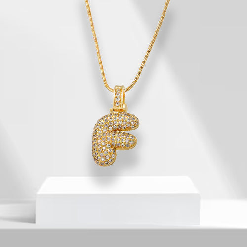 Goldene Buchstaben-Halskette mit Diamanten, elegantes Schmuckstück, luxuriöses Design.