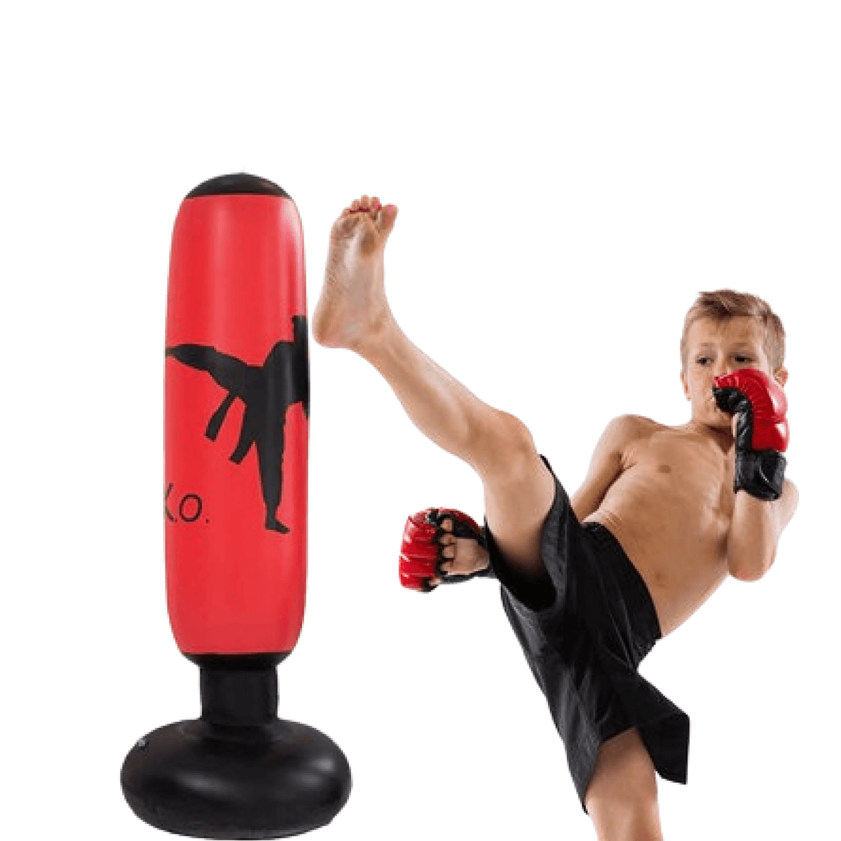 Junge trainiert mit rotem Boxsack, Kampfsport, Fitness, Kindertraining, Schlagtechnik.
