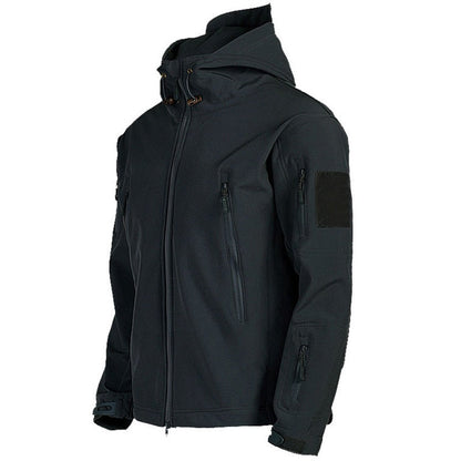 Schwarze Softshell-Jacke mit Kapuze, wasserabweisend, Reißverschlusstaschen, Outdoor-Bekleidung.