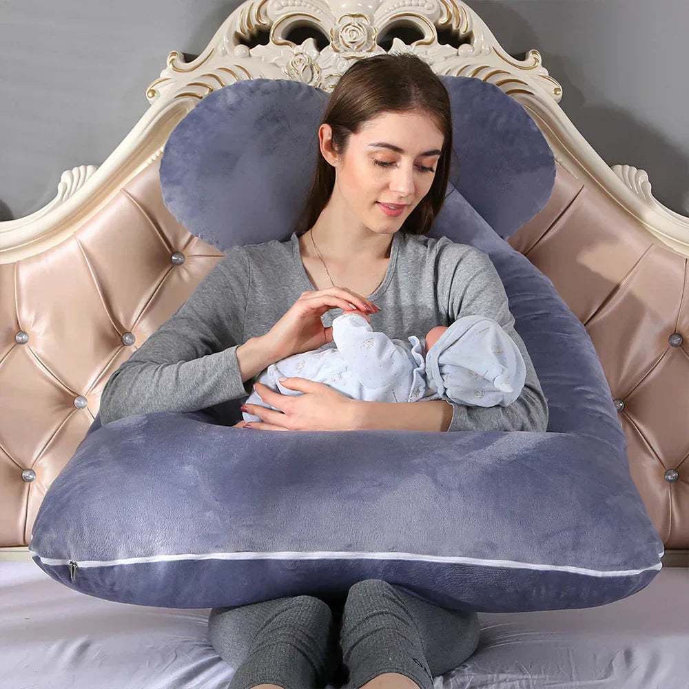 Frau mit Baby auf grauem Stillkissen, bequemes Stillen, weiches Material, Schlafzimmer.