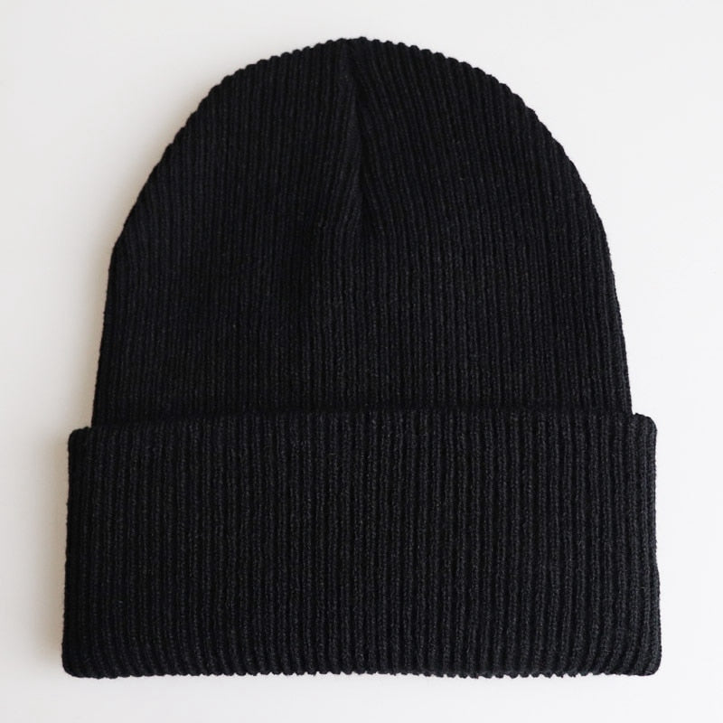 Schwarze Strickmütze, Unisex, Wintermode, warm, stilvoll, aus Acryl, geripptes Design.