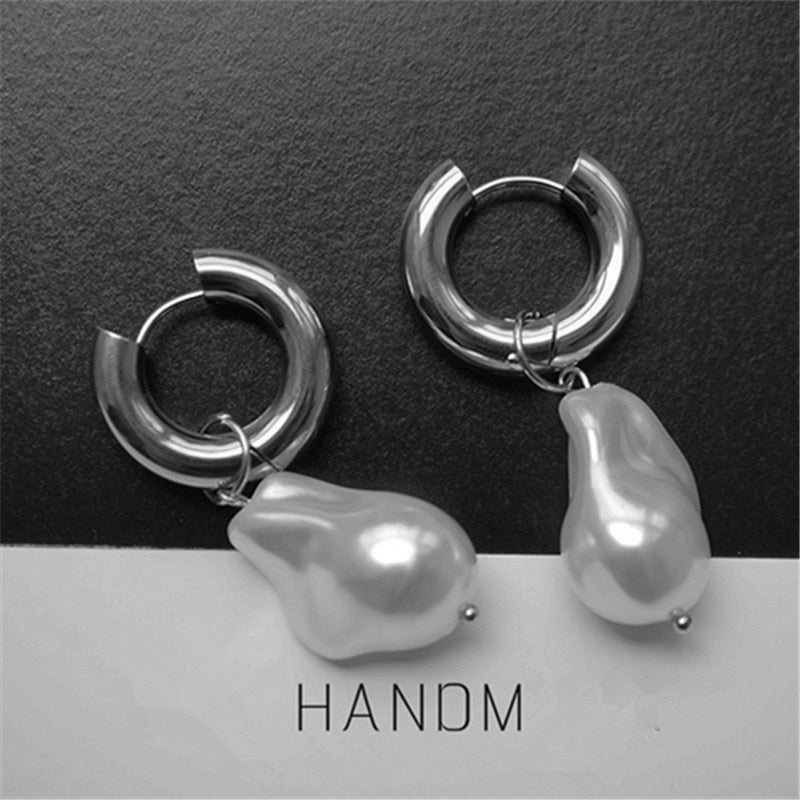Silberne Creolen mit tropfenförmigen Perlenanhängern, eleganter Schmuck, modisch, Damenaccessoire.