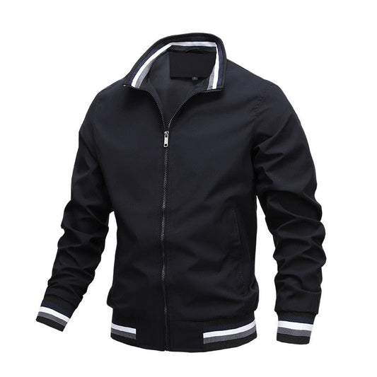 Schwarze Herren-Bomberjacke, Reißverschluss, gestreifte Bündchen, modisch, lässig.