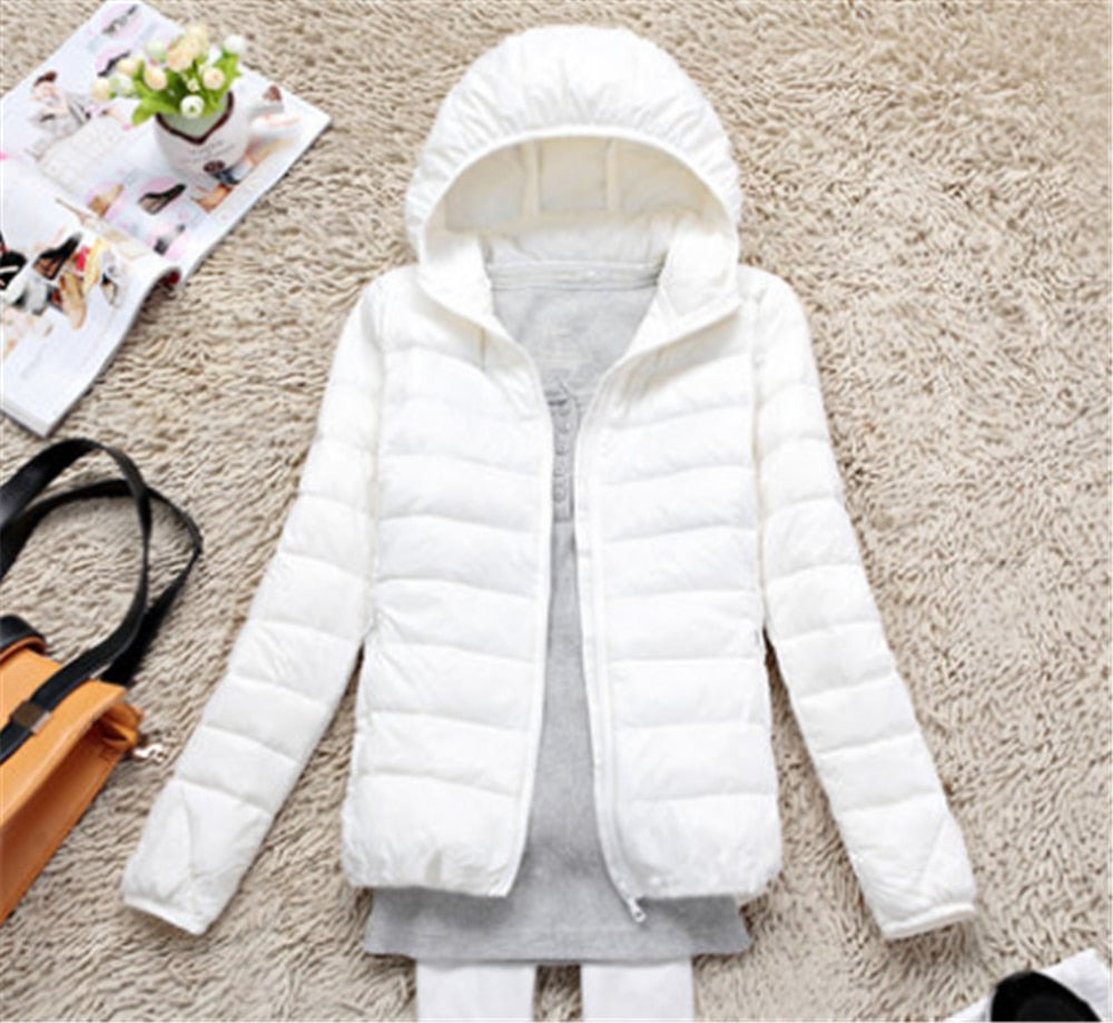 Weiße Damen-Daunenjacke mit Kapuze, leicht, modisch, warm, ideal für Herbst und Winter.