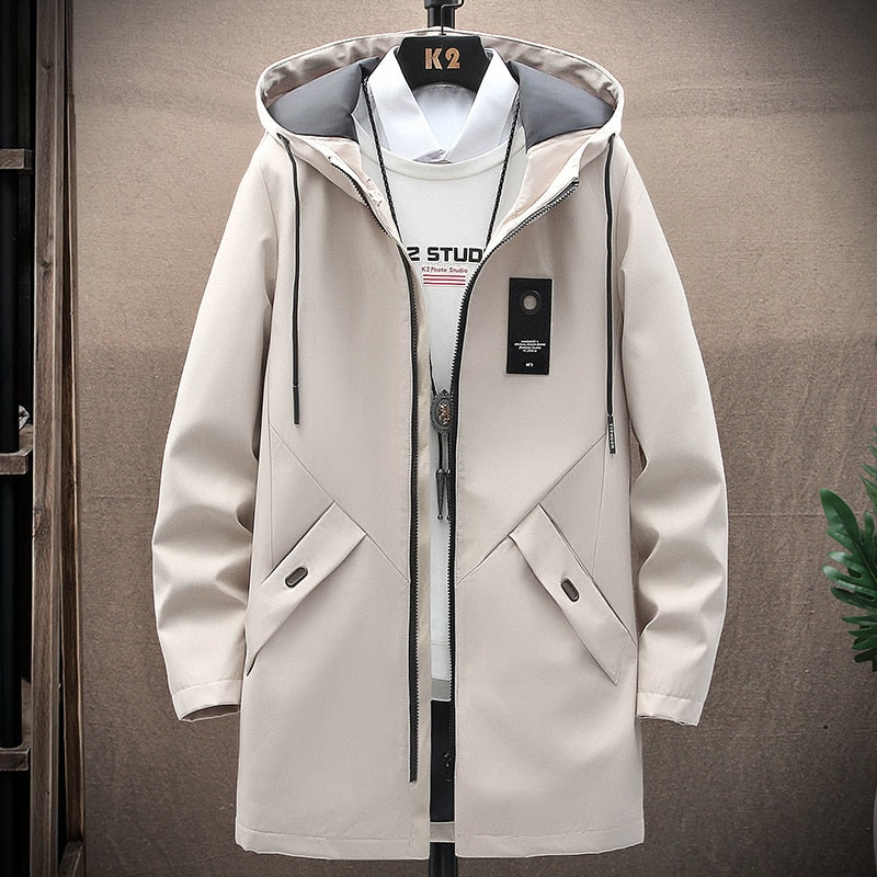 Beige Herrenmantel mit Kapuze, Reißverschluss, Taschen, modisch, elegant, Herbstmode.