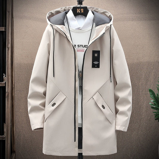 Beige Herrenmantel mit Kapuze, Reißverschluss, Taschen, modisch, elegant, Herbstmode.