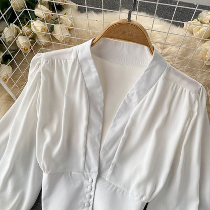 Weiße Bluse aus Satin mit V-Ausschnitt und Knopfleiste, elegant und stilvoll für Damenmode.