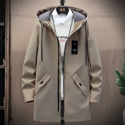 Beige Herrenmantel mit Kapuze, Reißverschluss, Taschen, K2 Studio, modisch, elegant, Herbstmode.