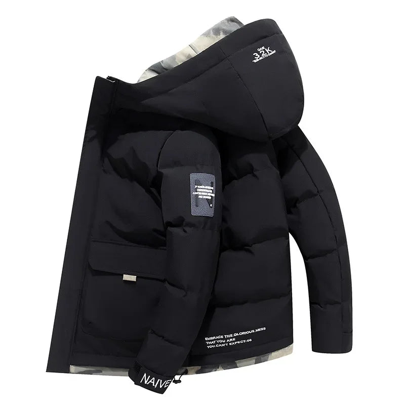 Schwarze Herren-Daunenjacke mit Kapuze, modernem Design und Aufnähern, warm und stilvoll.