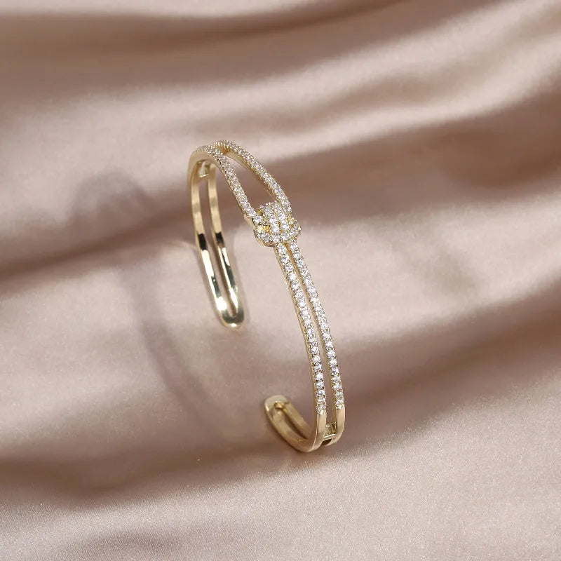 Kunstvoll Gestaltetes Armreif - GoldKnot 