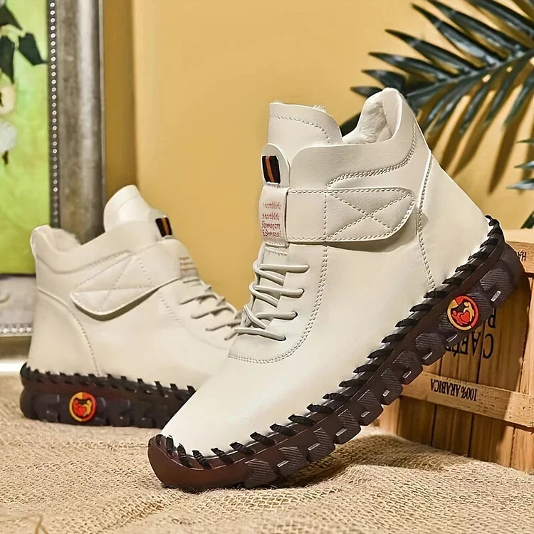 Weiße Lederstiefel mit brauner Sohle, Outdoor-Design, Herrenmode, robust und stilvoll.