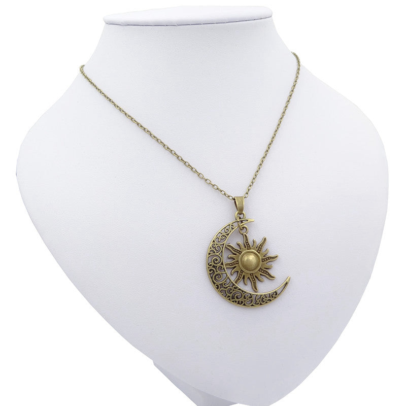 Goldene Mond-Sonne-Halskette, filigranes Design, Modeschmuck, Damenaccessoire.