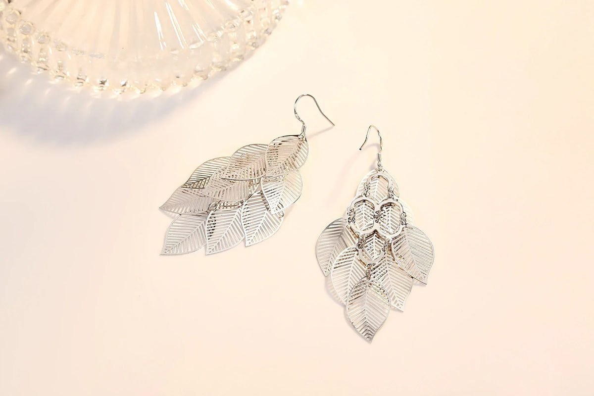 Silberne Blatt-Ohrringe, filigranes Design, modischer Schmuck für Damen.