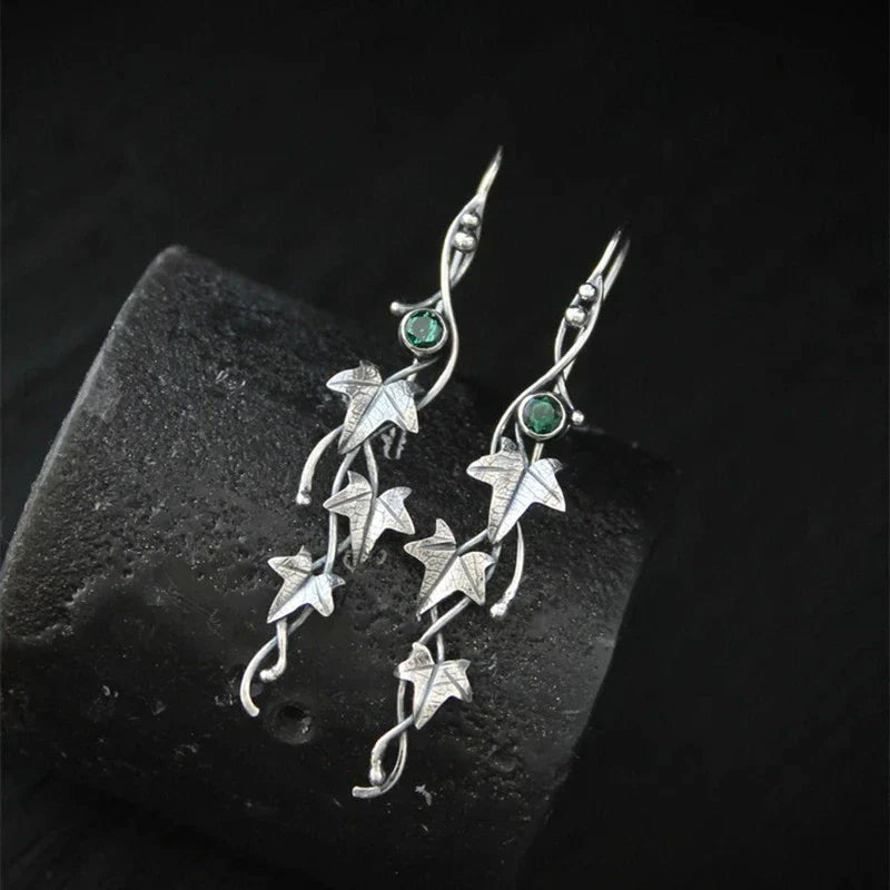 Silberne Ohrringe mit Efeublatt-Design und grünen Steinen, eleganter Schmuck für Damen.