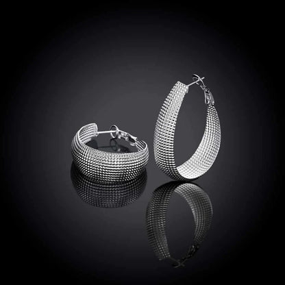 Silberne Creolen Ohrringe, strukturiertes Design, Schmuck für Damen, modisch, elegant.