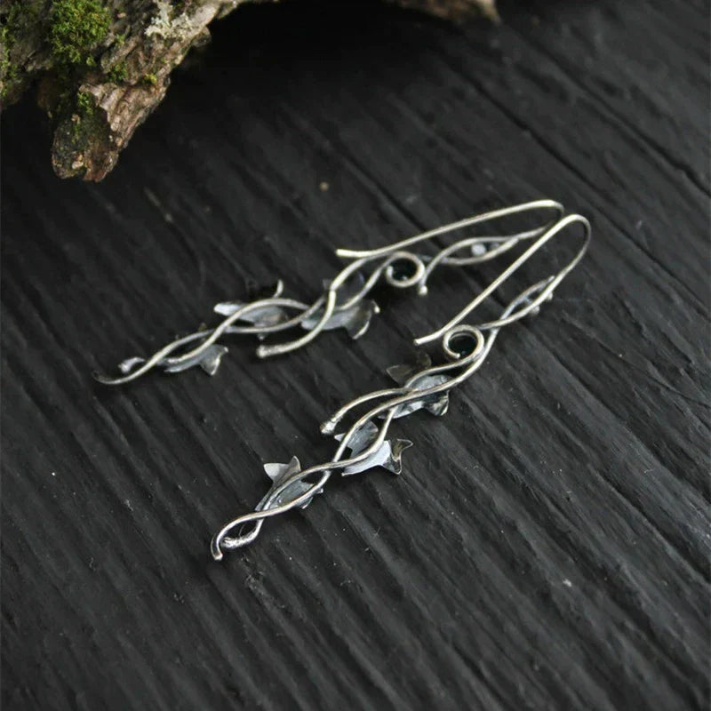 Silberne Ohrringe mit Fischdesign, handgefertigt, elegant, Schmuck für Damen.