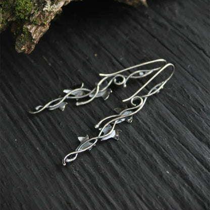 Silberne Ohrringe mit Fischdesign, handgefertigt, elegant, Schmuck für Damen.