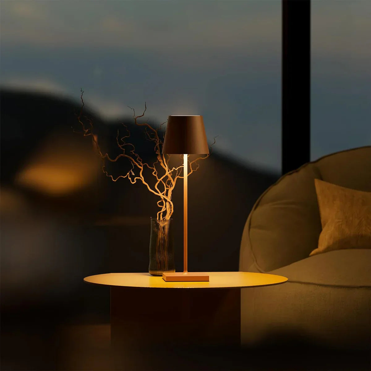 Braune Tischlampe auf modernem Beistelltisch, Wohnzimmer, stilvolle Beleuchtung, Abendstimmung.