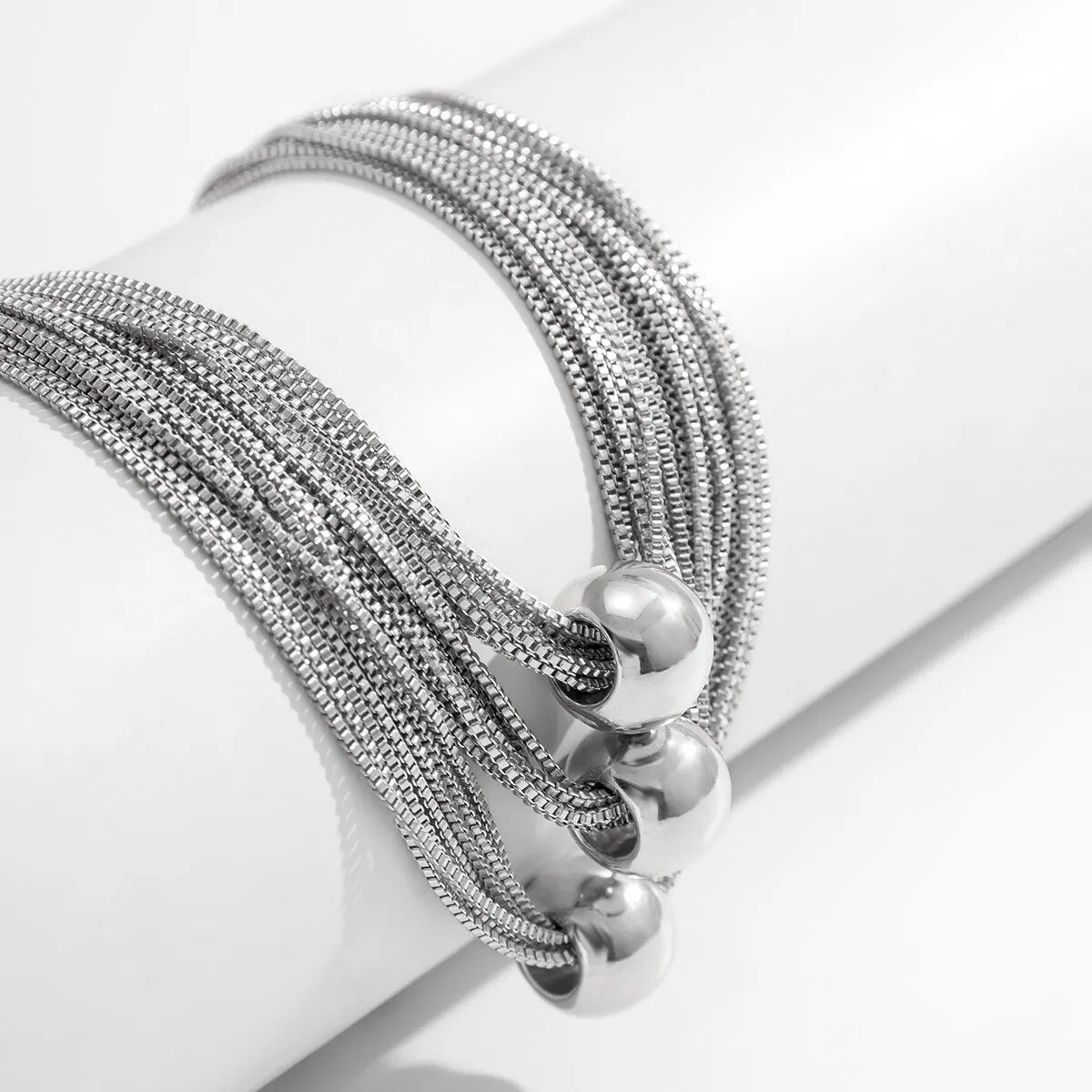 Silbernes Armband mit Kugelanhängern, Edelstahl, modernes Design, Schmuck für Damen.