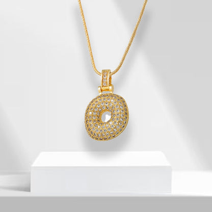 Goldener Anhänger mit Zirkonia, oval, an Kette, luxuriöser Schmuck, elegantes Design.