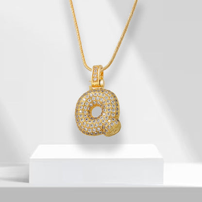 Goldene Buchstaben-Halskette mit Strasssteinen, elegantes Schmuckdesign, Geschenkidee.
