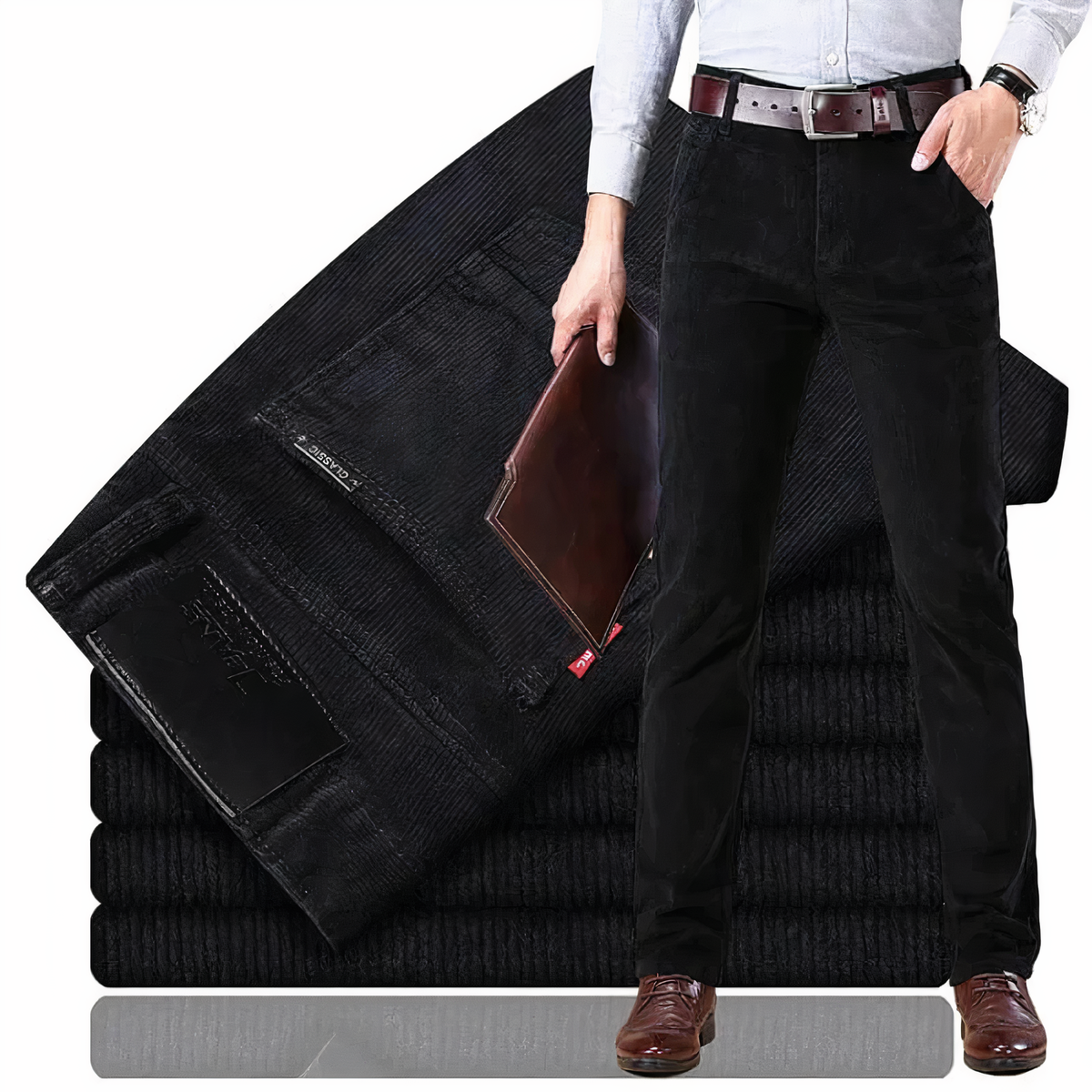 Mann in schwarzer Cordhose, braune Schuhe, Ledergürtel, hält braune Mappe.