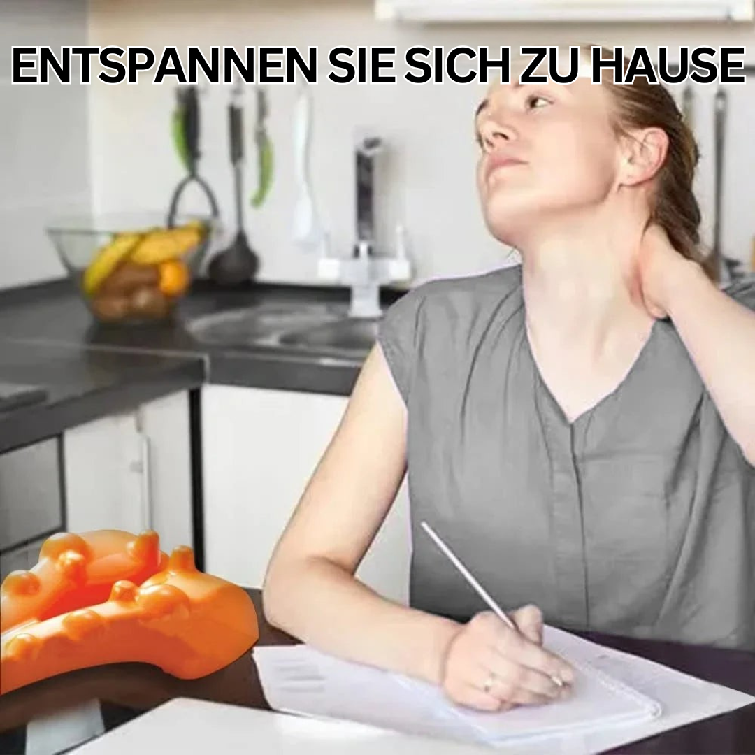 Frau entspannt sich in Küche mit Nackenmassagegerät, graues Shirt, Obstschale im Hintergrund.