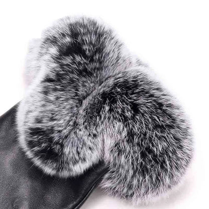 Schwarzer Lederhandschuh mit grauem Kunstfellbesatz, modisch, warm, elegant.